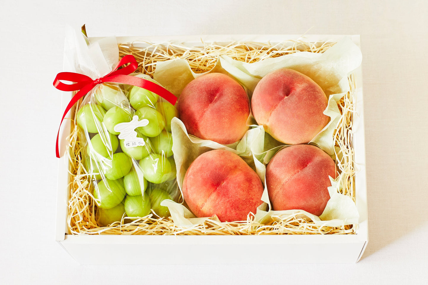 シャインマスカットと加納岩の桃