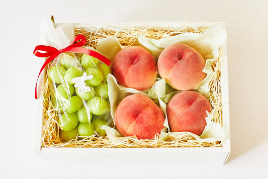 シャインマスカットと加納岩の桃