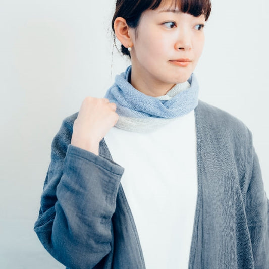 AKOMEYA TOKYO/ かぜまとう、ふんわりガーゼの綿麻ネックカバー ライトブルー×ミストブルー