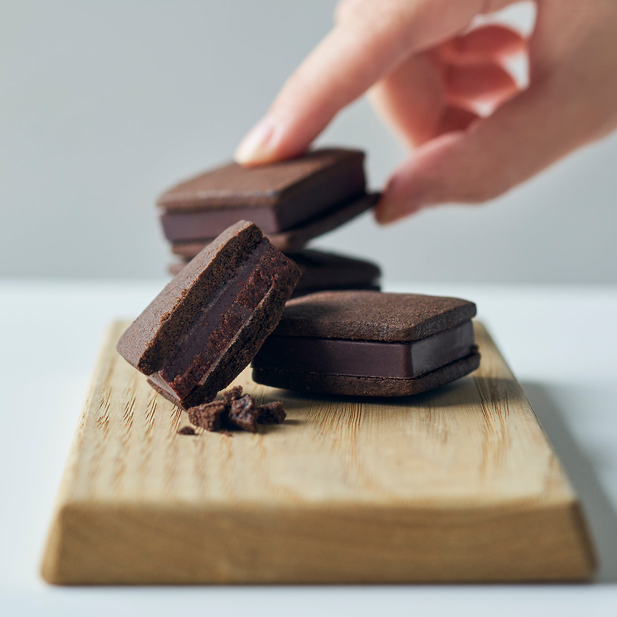 チョコレートサンドクッキー 4種(8粒入)×4箱セット