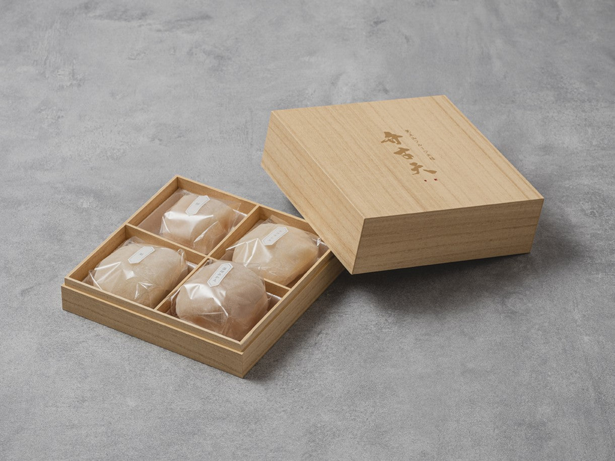 【贈答用化粧箱】季節のフルーツ大福(四個入り)