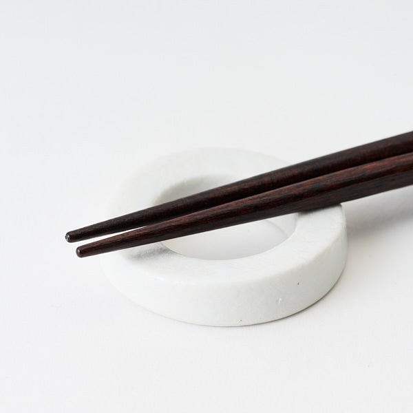 AKOMEYA TOKYO/ リング箸置き 吹釉白彩