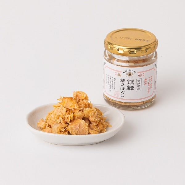 大正時代より石川県能美市に工房を構える青郊窯とアコメヤのコラボレーションで誕生した、九谷焼の豆皿。<br>小さすぎず、大きすぎずなサイズ間の豆皿は、テーブルウェアとしても使いやすい大きさで、おめでたい席の食事は勿論、デイリーな食卓にもマッチするのが魅力。独自で開発した和絵具により、「五彩」と呼ばれる九谷焼独特の色味を表現しています。白いごはんが生える色彩は、食卓を彩り、気持ちまで華やかに。