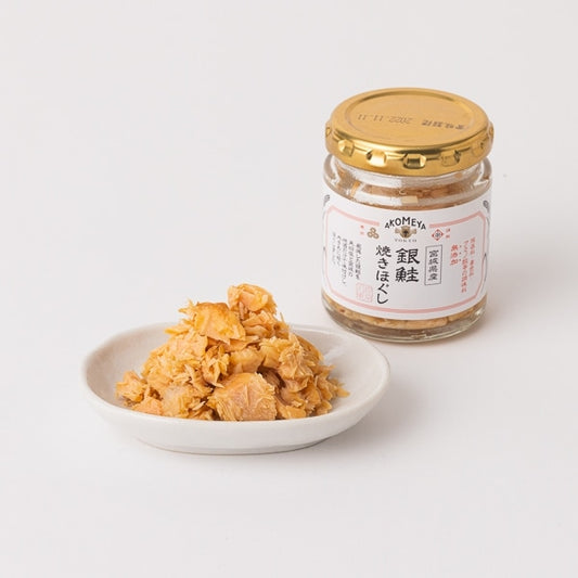 大正時代より石川県能美市に工房を構える青郊窯とアコメヤのコラボレーションで誕生した、九谷焼の豆皿。<br>小さすぎず、大きすぎずなサイズ間の豆皿は、テーブルウェアとしても使いやすい大きさで、おめでたい席の食事は勿論、デイリーな食卓にもマッチするのが魅力。独自で開発した和絵具により、「五彩」と呼ばれる九谷焼独特の色味を表現しています。白いごはんが生える色彩は、食卓を彩り、気持ちまで華やかに。