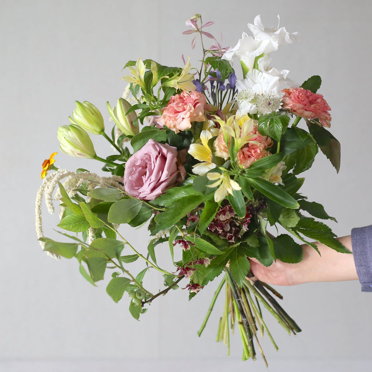 Art Rose. と季節の草花おまかせブーケ L