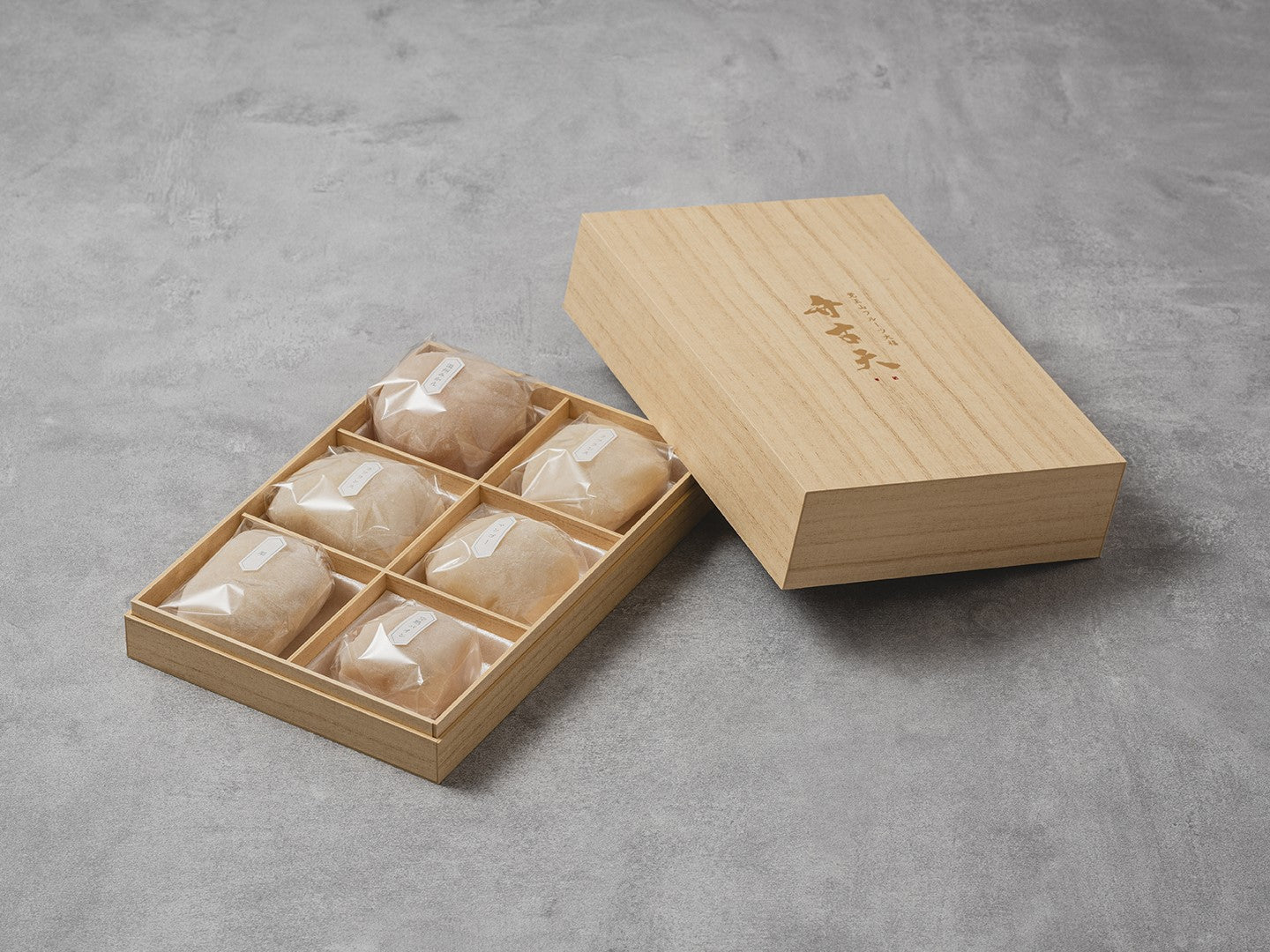 【贈答用化粧箱】季節のフルーツ大福（六個入り）